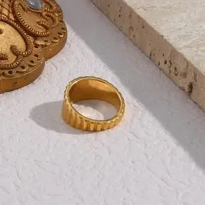 Vertical stripes ring