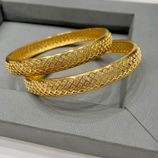 Elegant mesh style bangle