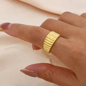Vertical stripes ring