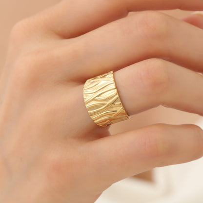 Metallic texture ring