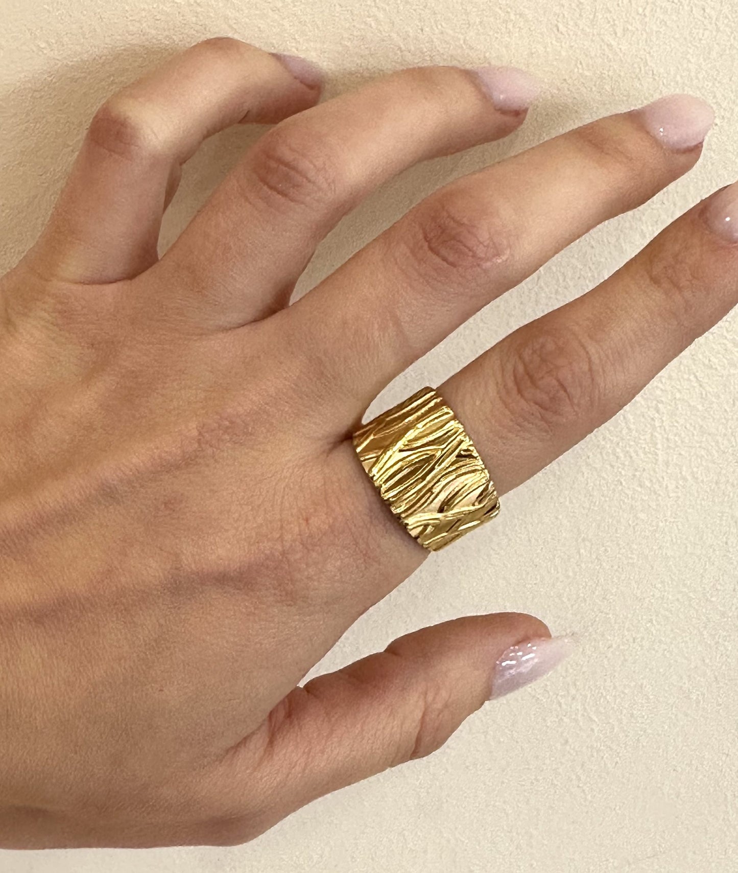 Metallic texture ring