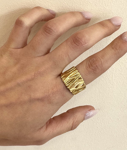 Metallic texture ring